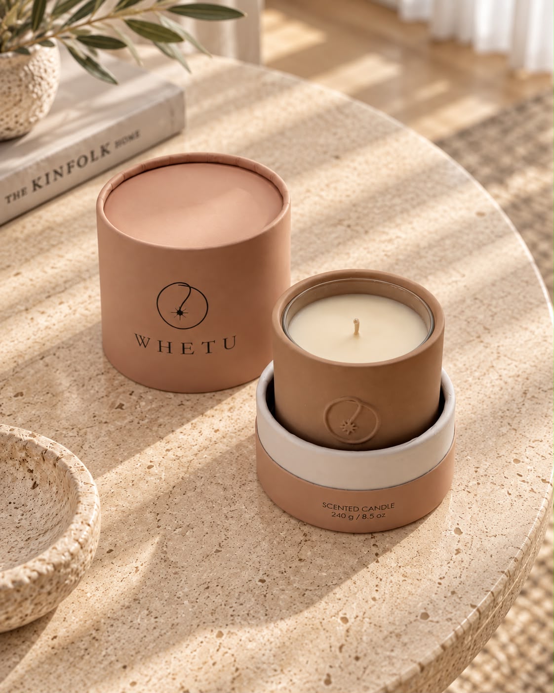 Whetu Blush ambalajı ve seramik gövde, pencere ışığında