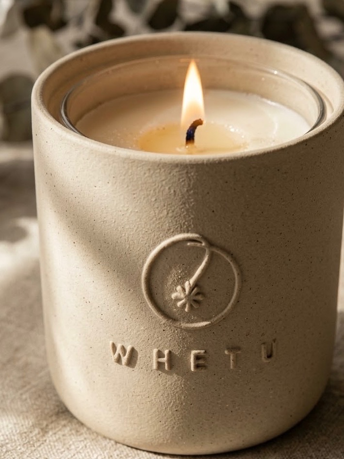 Whetu Ivory seramiğin kabartma logosu, mum yanarken yakın çekim