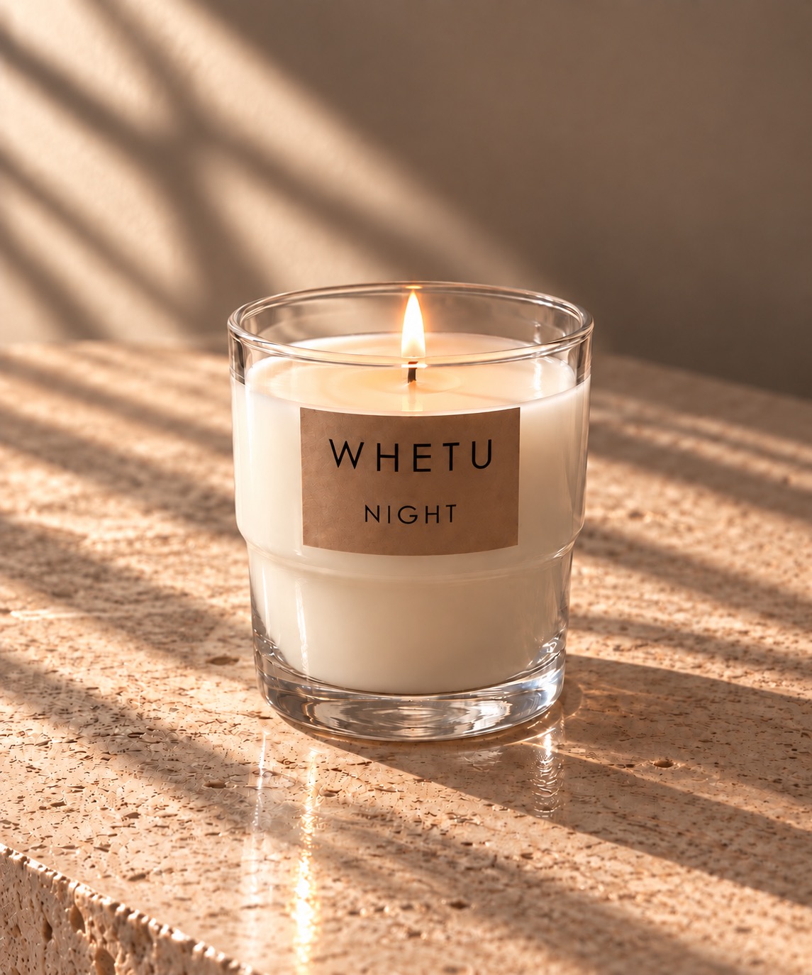 Whetu Night mumu yanarken, travertin yüzeyde yakın plan
