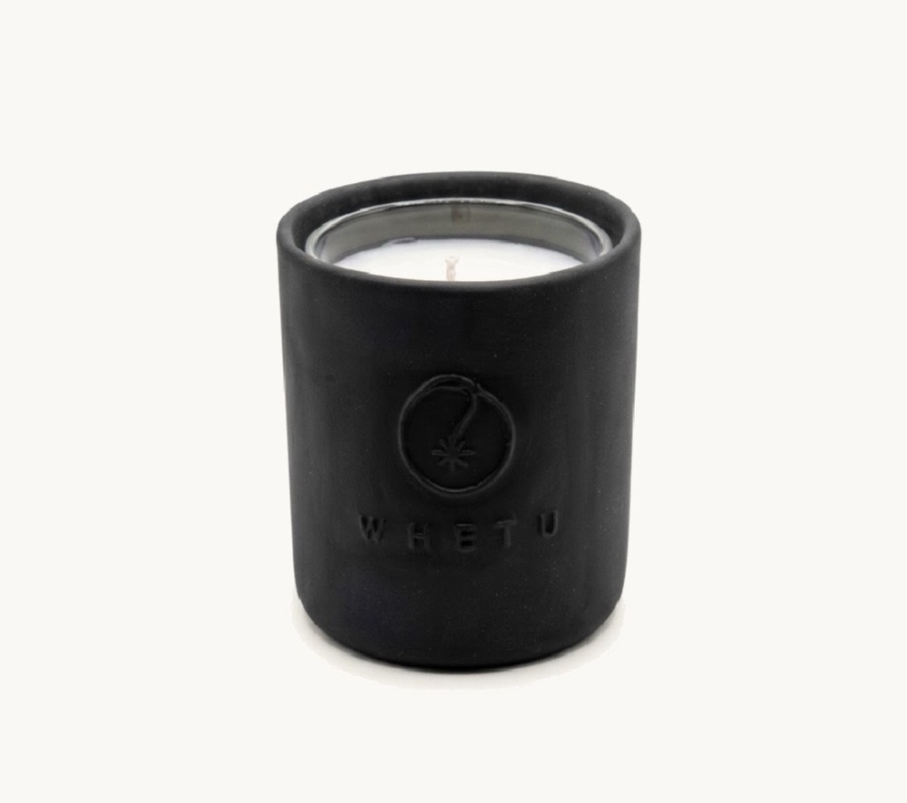 Whetu Noir seramik gövde, cam refill içine yerleştirilmiş halde