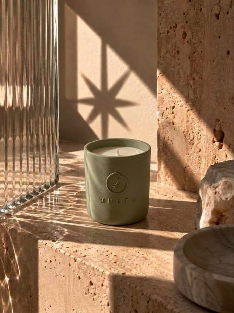 Whetu Olive seramik mum, duvarda yıldız gölgesiyle